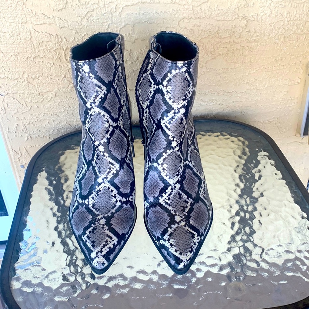 Cute Size 9 Pattern boots